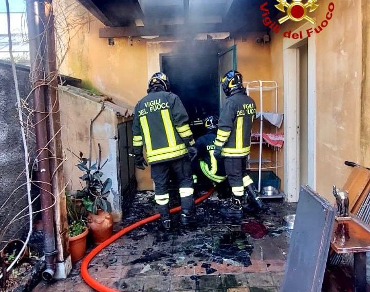 FOTO | Paura a Sant’Agata Li Battiati: scoppia incendio in un’abitazione