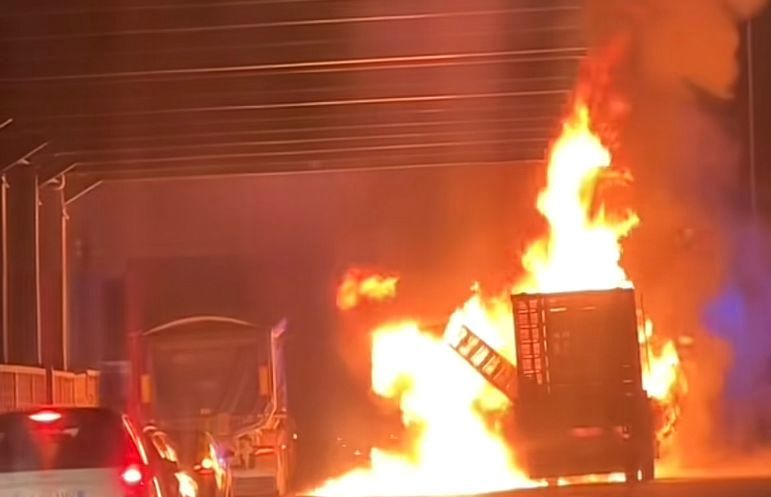 FOTO | Catania, paura sulla tangenziale: furgone va a fuoco