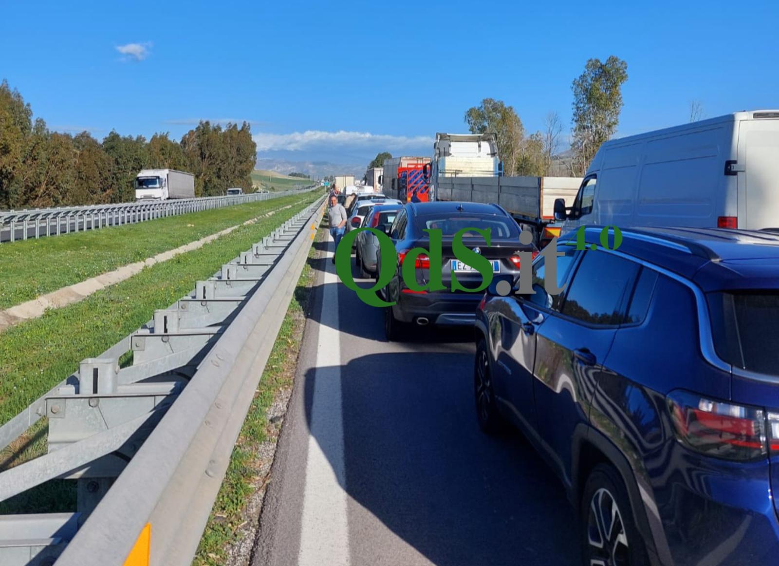 FOTO | Grave incidente sull’A19 tra Agira e Catenanuova: due feriti, elisoccorso in azione