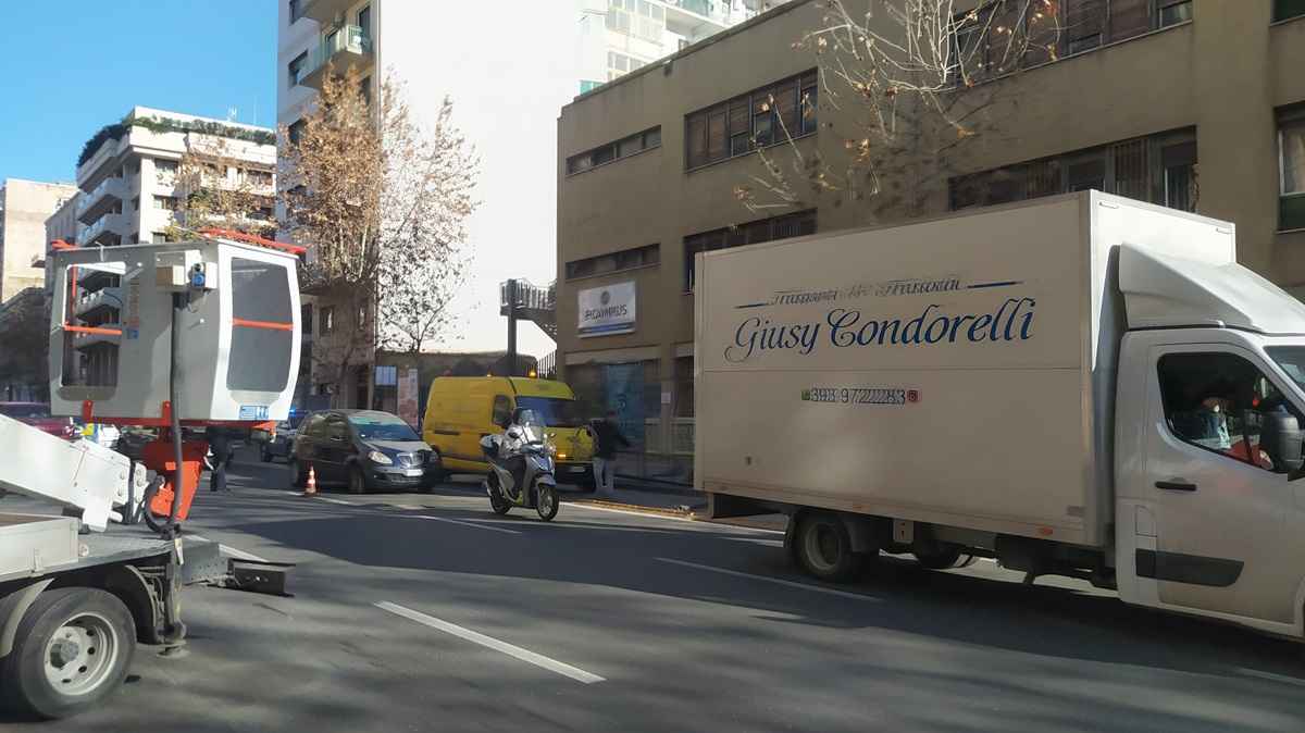 Paura a Catania: operaio cade mentre smonta luminarie in viale Vittorio Veneto