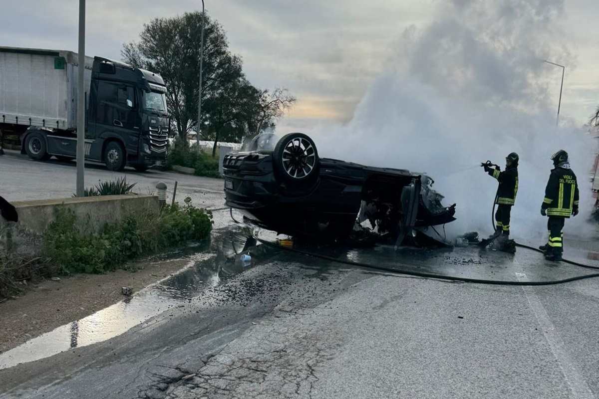 VIDEO | Grave incidente sulla Scicli-Donnalucata, auto si ribalta e prende fuoco