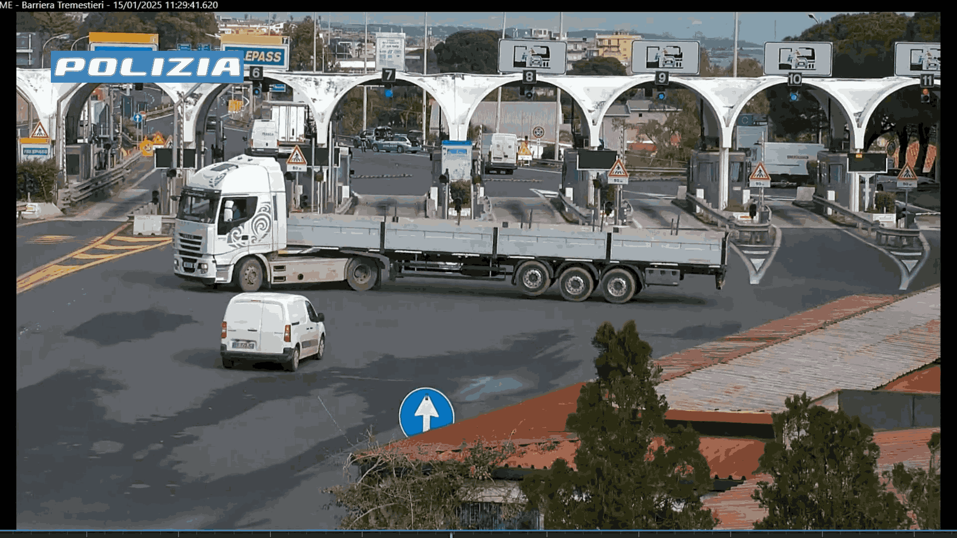 VIDEO | Panico a Messina, inseguimento in autostrada: camionista scappa contromano