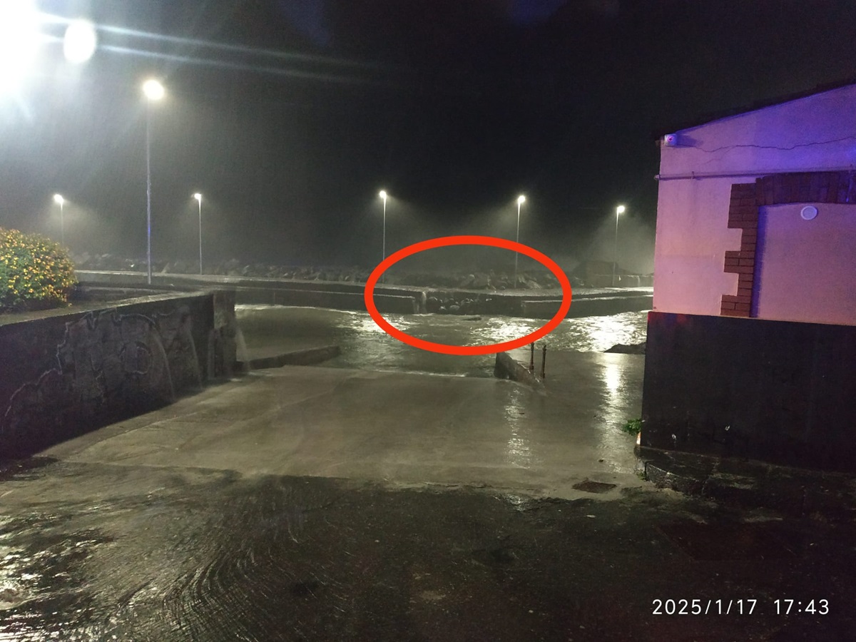 VIDEO | Paura a San Giovanni Li Cuti: collassa parte del molo per il maltempo