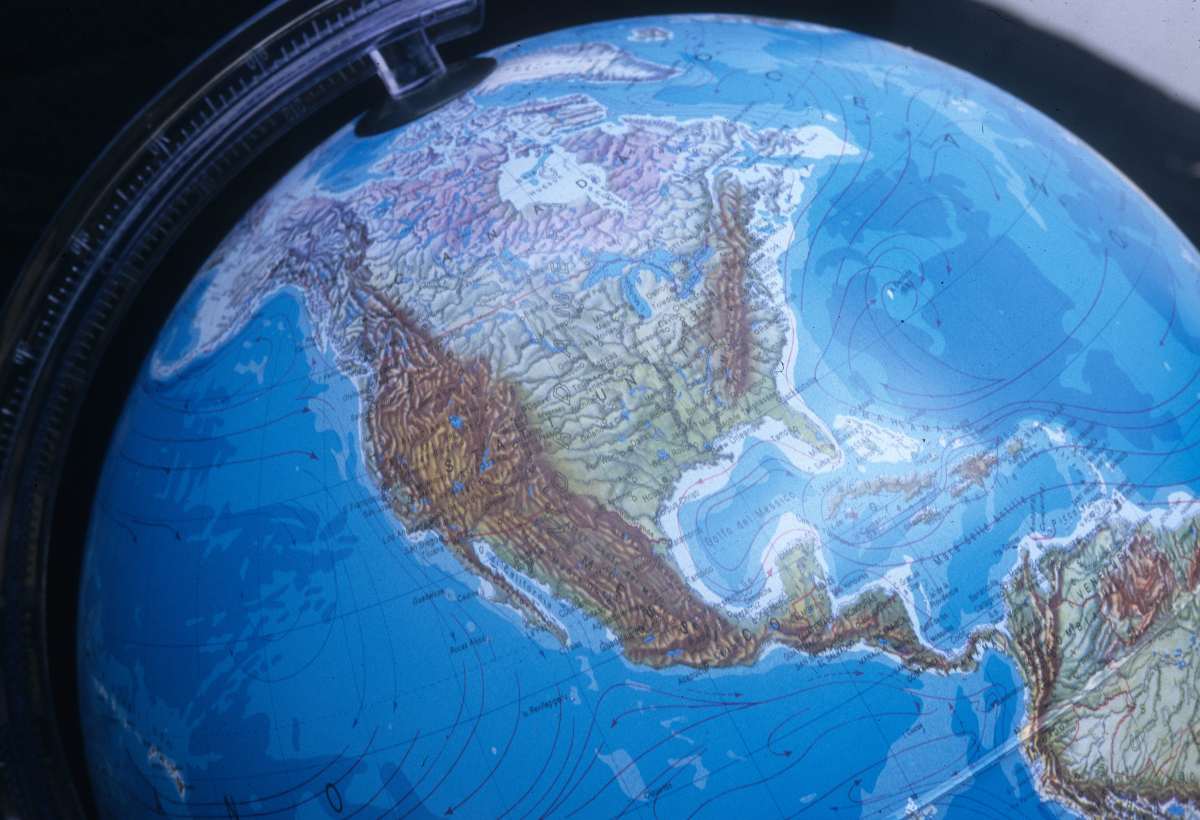 È Occidente, Oriente o altro?