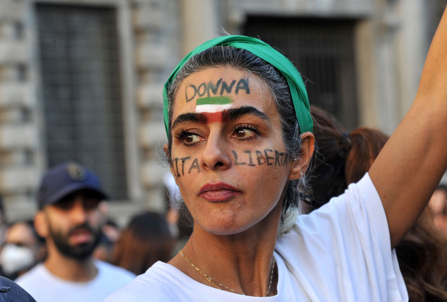 La prigione che vuole soffocare la voce delle donne. In Iran “l’angolo di inferno” per chi non obbedisce