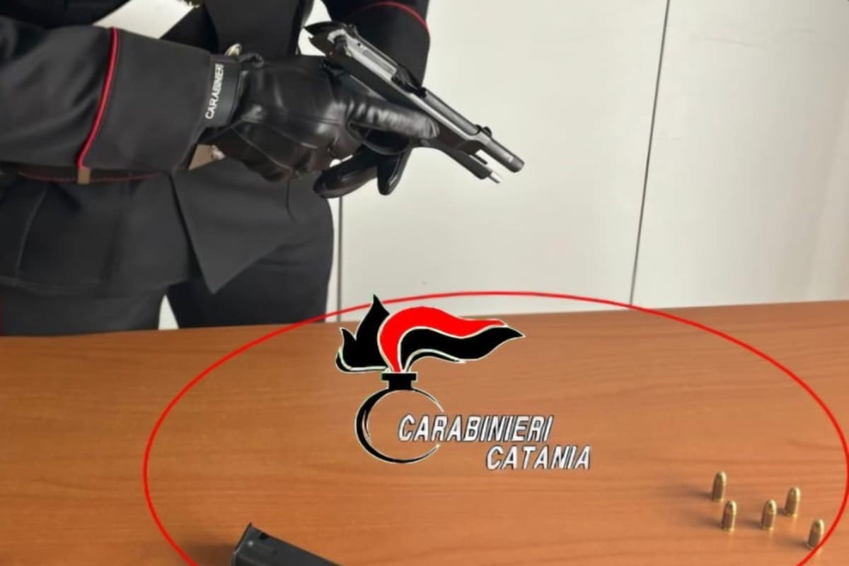 Insegue la compagna in casa dell’amica e la minaccia: arrestato 48enne nel Catanese