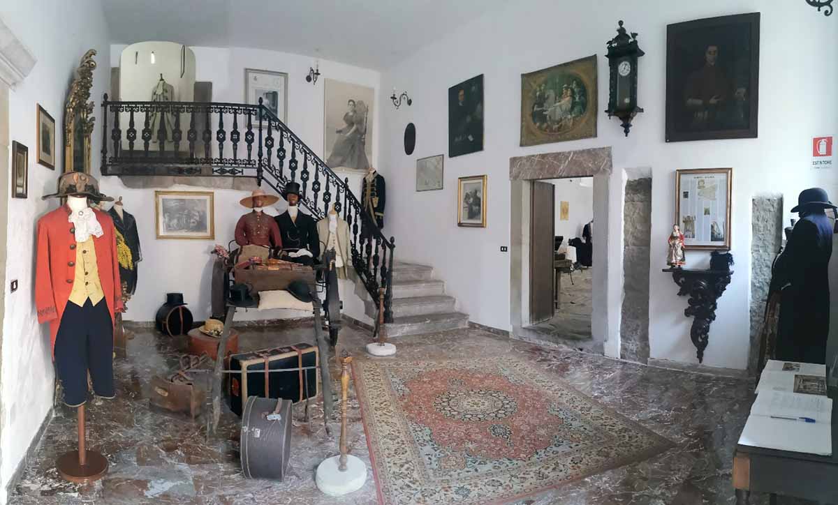 Tre secoli di mutamenti sociali e culturali: ecco il Museo della Moda e del Costume di Mirto