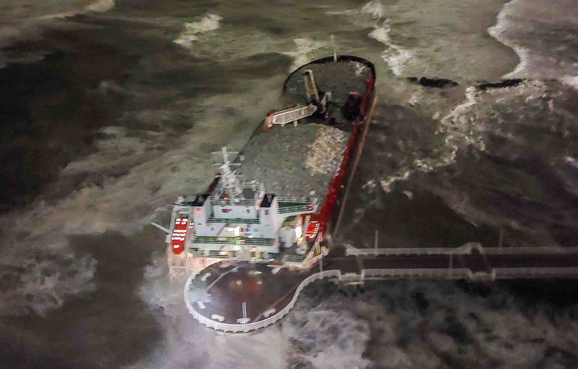 VIDEO | Marina di Massa, nave cargo si schianta sul pontile: nessuno ferito