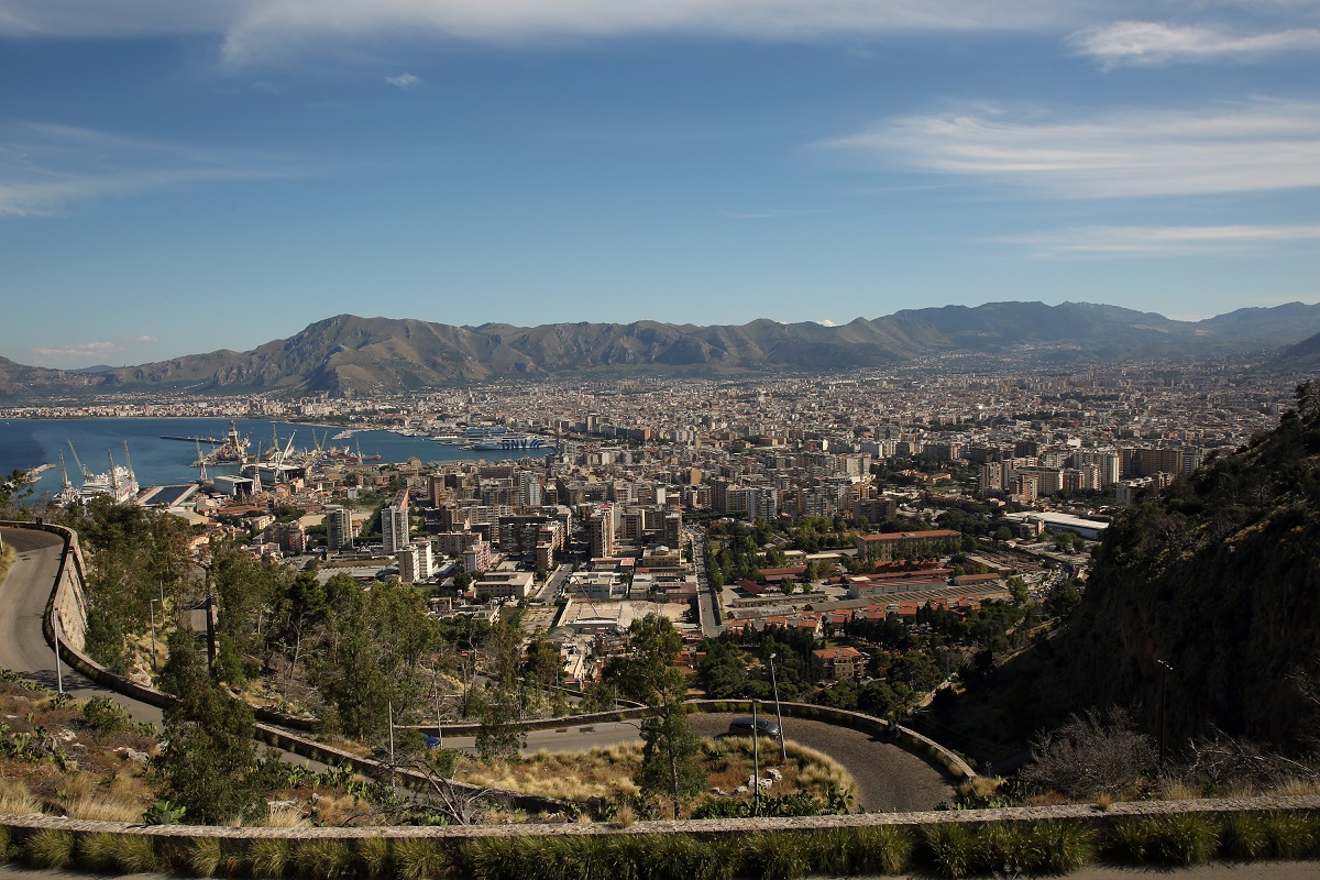Palermo, tentato omicidio allo Zen: uomo aggredisce ex e nuovo compagno con dieci coltellate