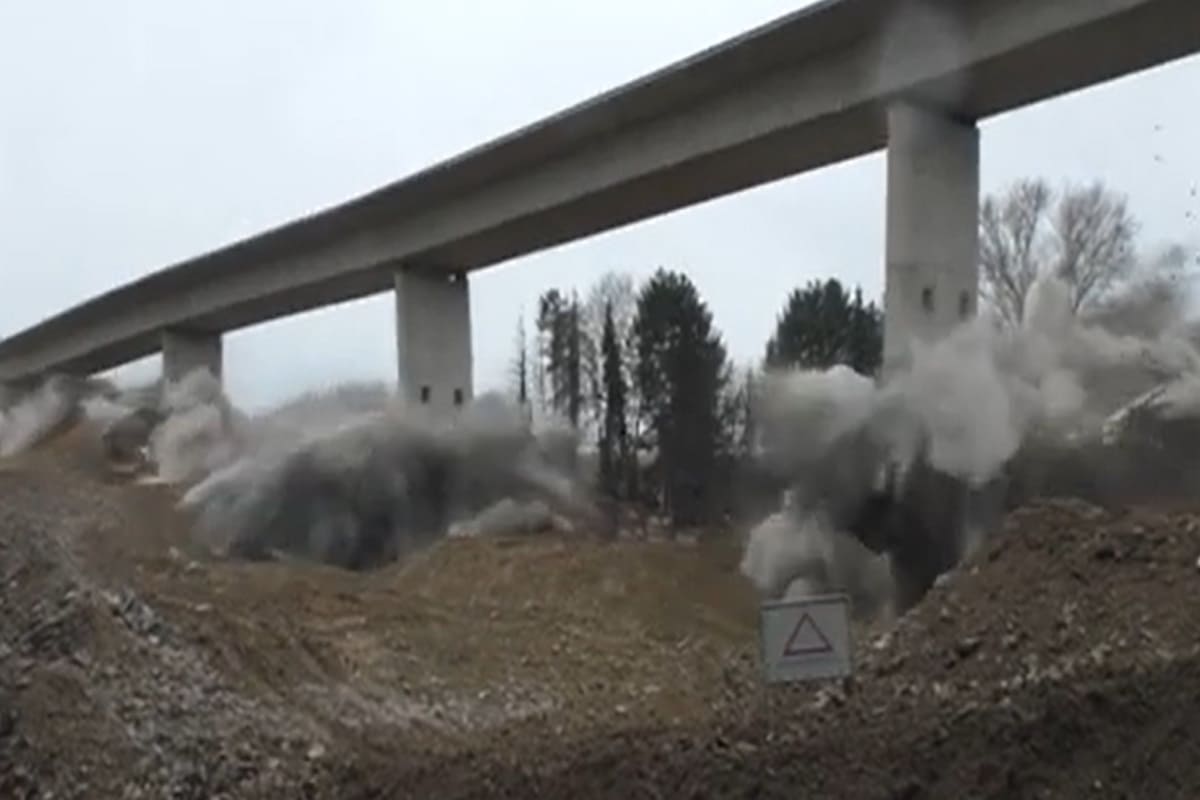 VIDEO | Il ponte viene fatto esplodere e viene giù in pochissimo tempo
