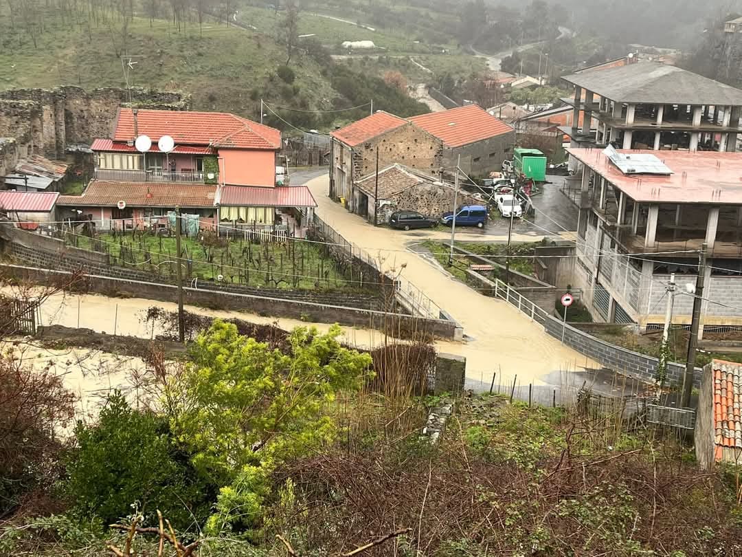VIDEO | Maltempo in Sicilia: disagi in tutta l’Isola, esonda fiume a Randazzo