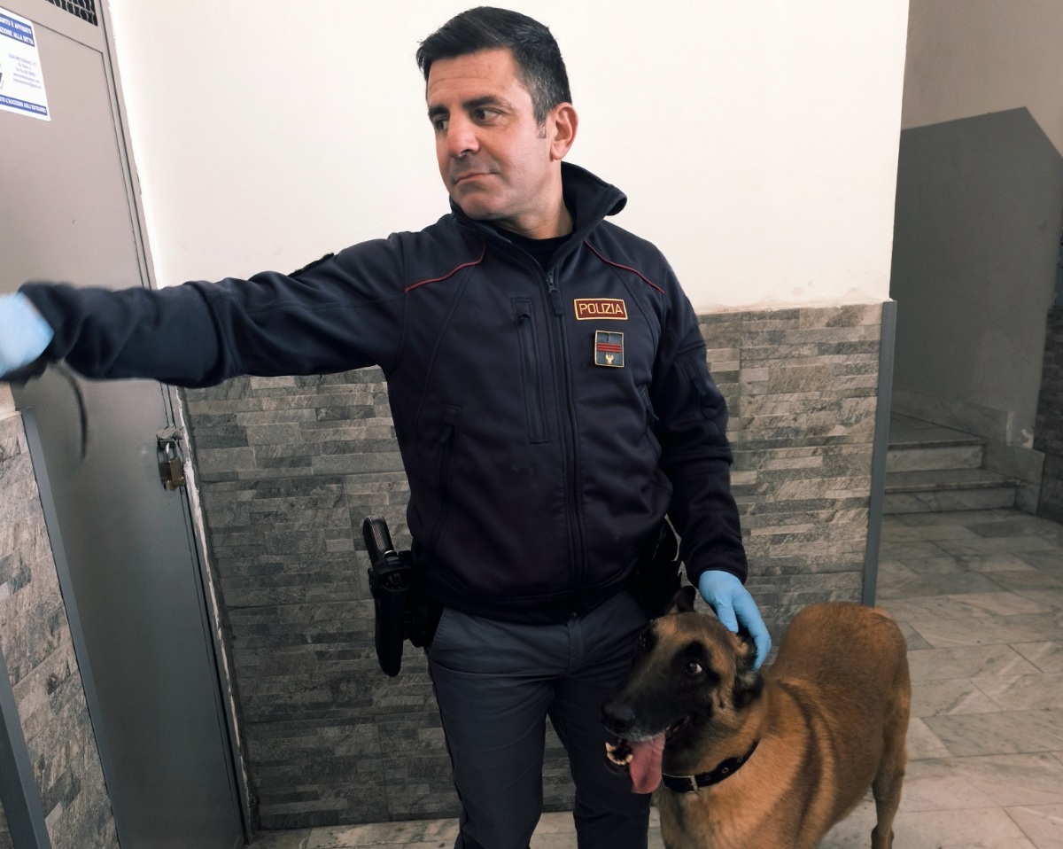 Confezionava la droga davanti ai figli: arrestato pusher a Catania