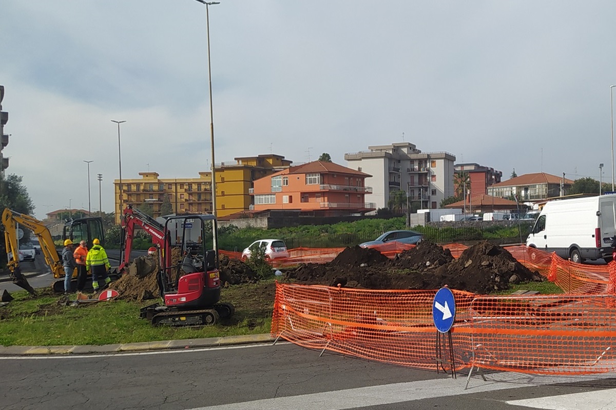 FOTO e VIDEO | Dopo l’esplosione, il lento ritorno alla normalità: la situazione a San Giovanni Galermo
