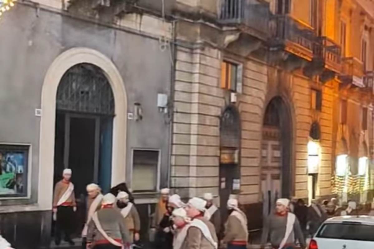 Acireale, tensione a San Sebastiano. I testimoni al QdS: “Liquidi dalla terrazza, scena davvero brutta”