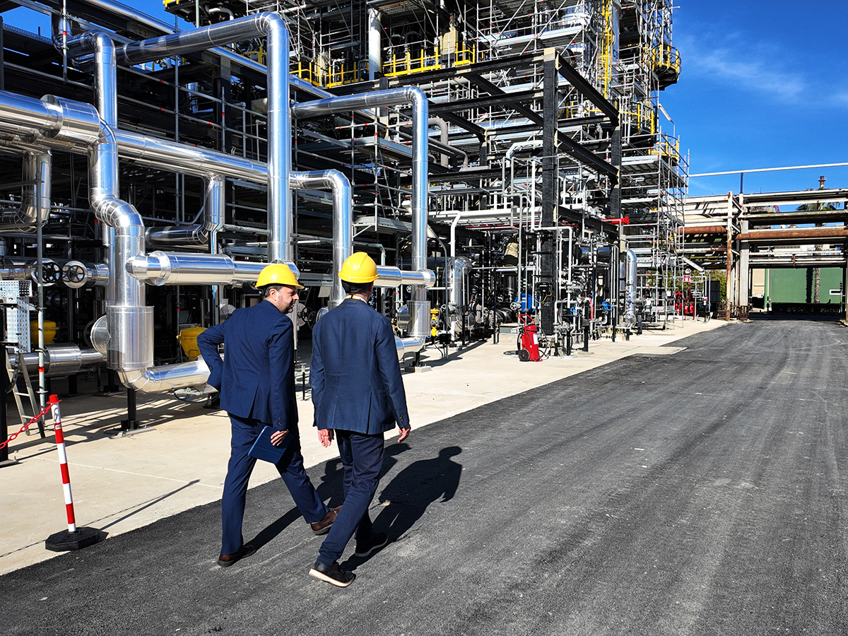 Bioraffineria Enilive di Gela prima in Italia a produrre carburante green per gli aerei