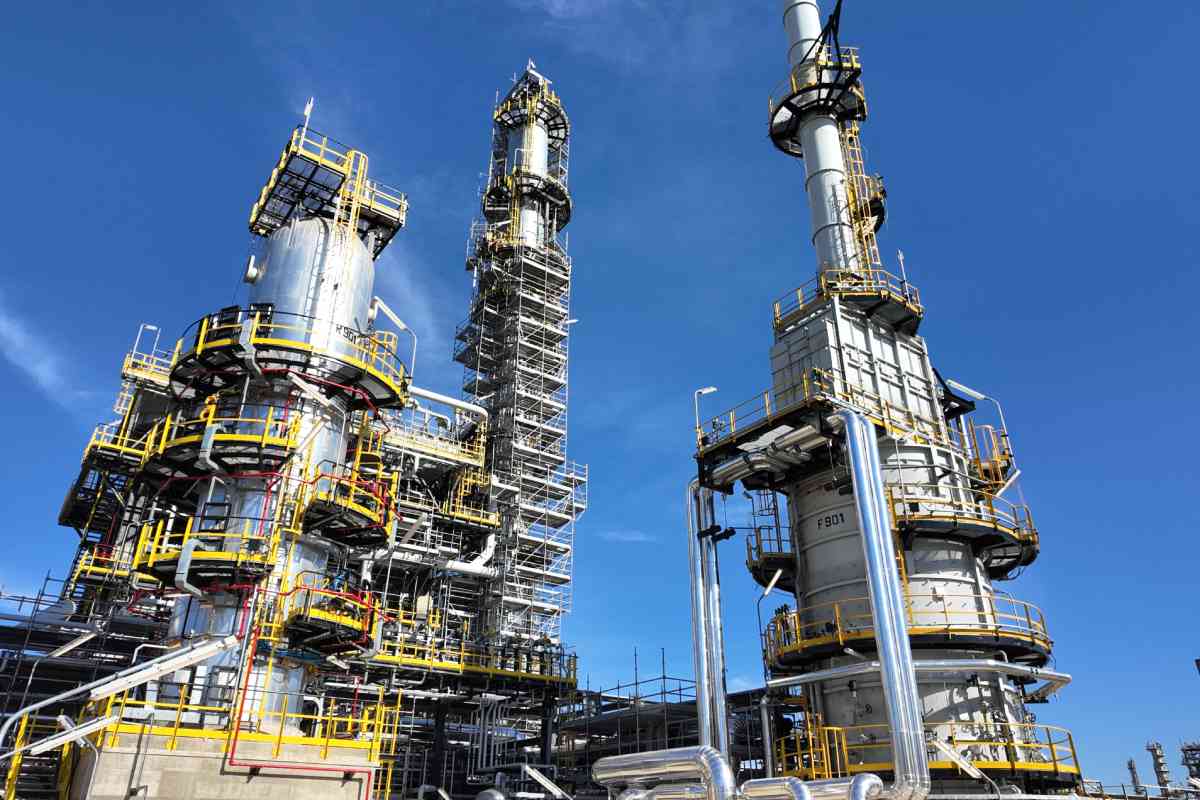 VIDEO | Bioraffineria Eni Gela, Enilive avvia la produzione di carburante sostenibile per l’aviazione