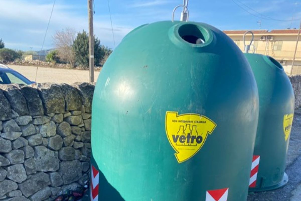 Bomba-carta in un cassonetto a Modica, indagini della polizia locale