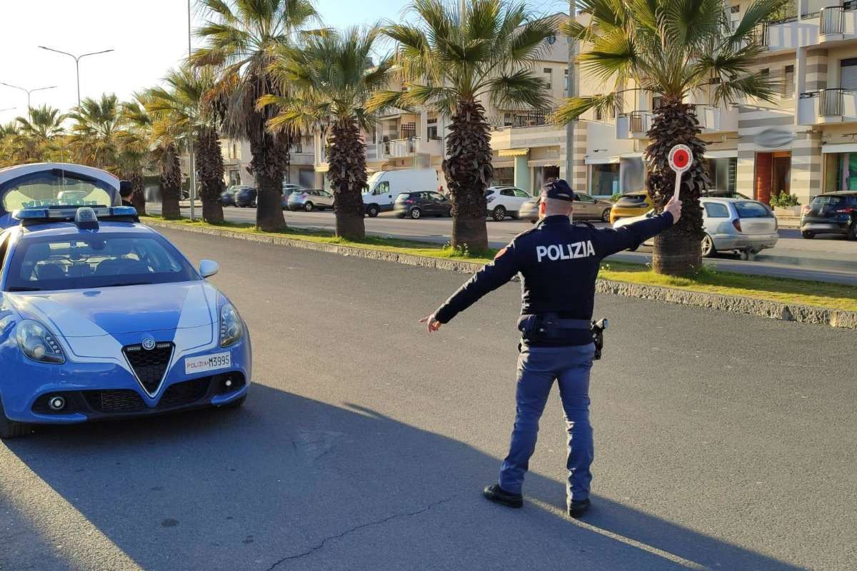 Catania, tolleranza zero per chi utilizza il cellullare alla guida: 10 patenti ritirate