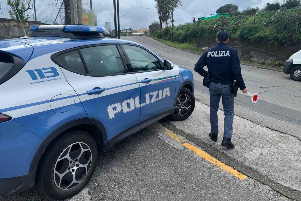 Comiso, sfondano con l’auto la vetrina di una  gioielleria: due arresti
