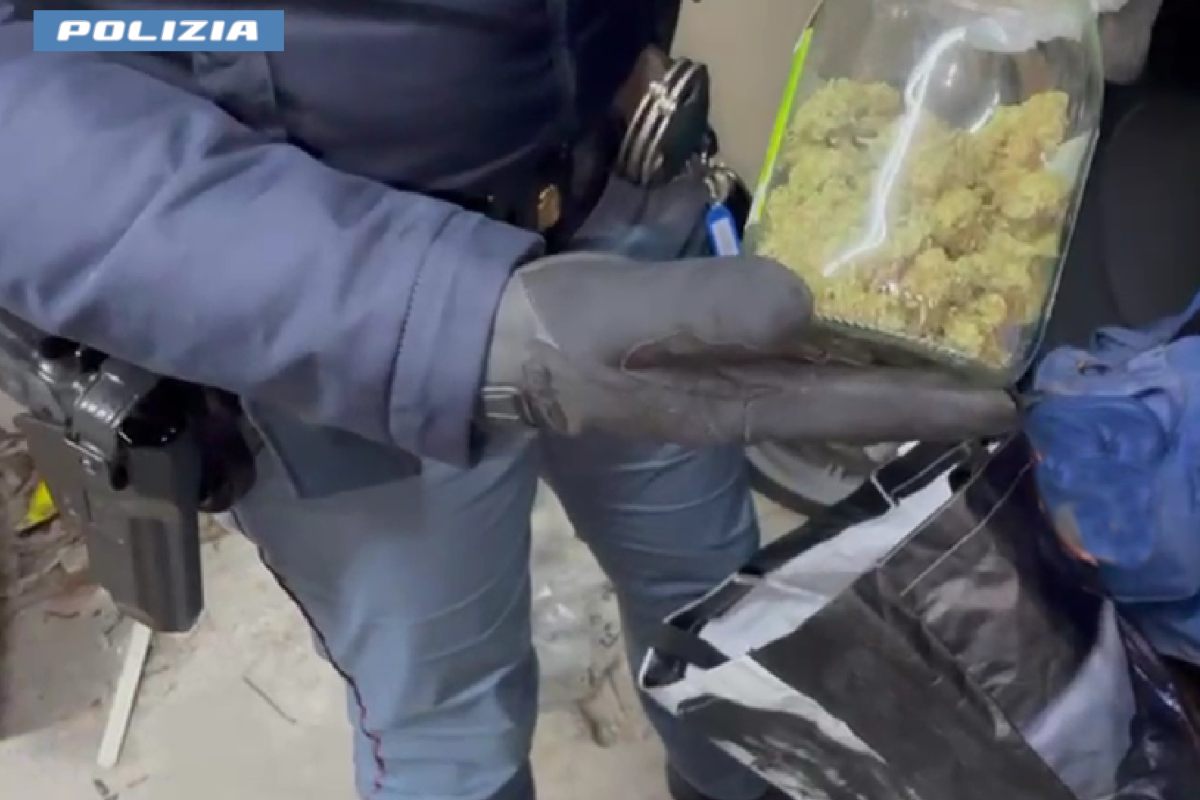 VIDEO | Catania, spacciatore nasconde droga in garage: arrestato 30enne a Librino