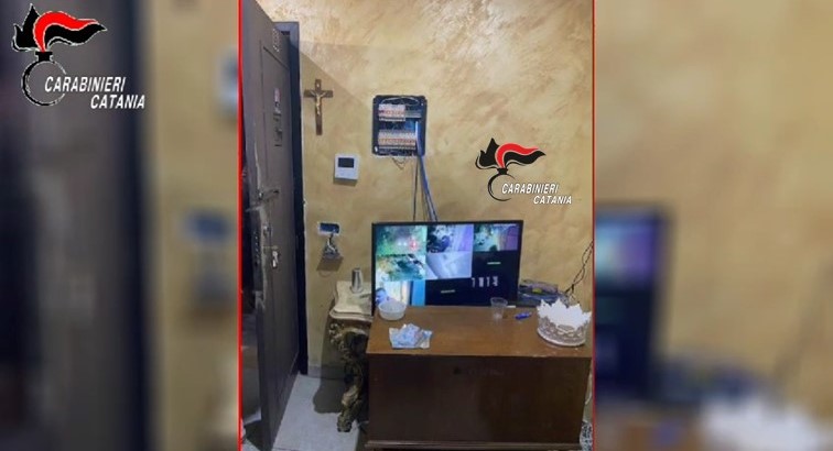 Droga, la piazza di spaccio di via Di Giacomo. Tra le centinaia di clienti al giorno c’è chi scaricava tutto sui migranti