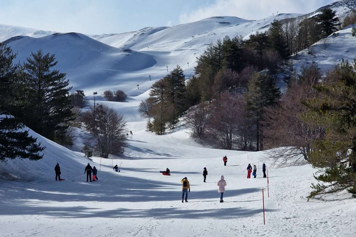 Etna, boom di presenze per la “rinascita” della stagione sciistica. Ma i disservizi non mancano
