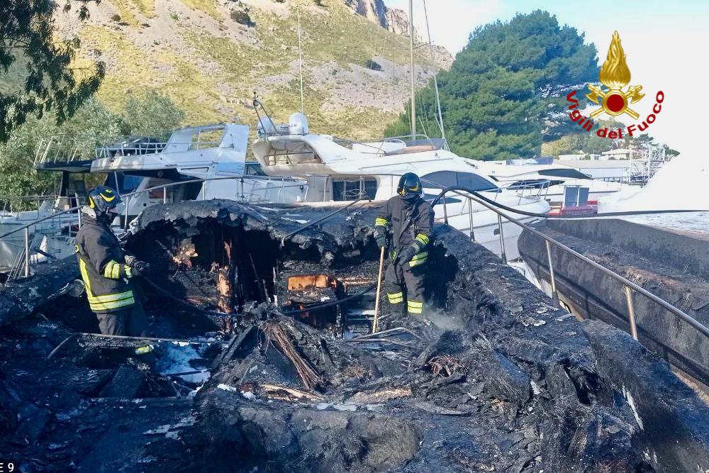 Incendio a Capo Gallo, una barca va a fuoco