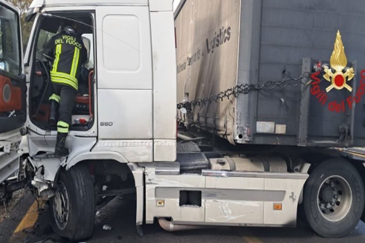 Paura sulla A19, camion contro guardrail: un ferito, interviene l’elisoccorso