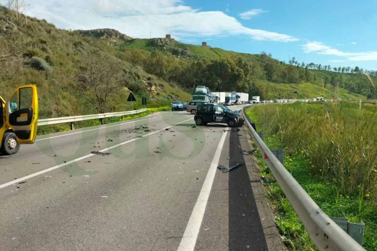 Agrigento, brutto incidente sulla SS 640: scontro fra una Fiat Panda e un’autocisterna
