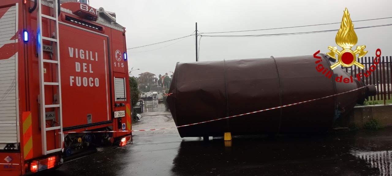FOTO | Maltempo nel Catanese, Vigili del fuoco impegnati su diversi fronti