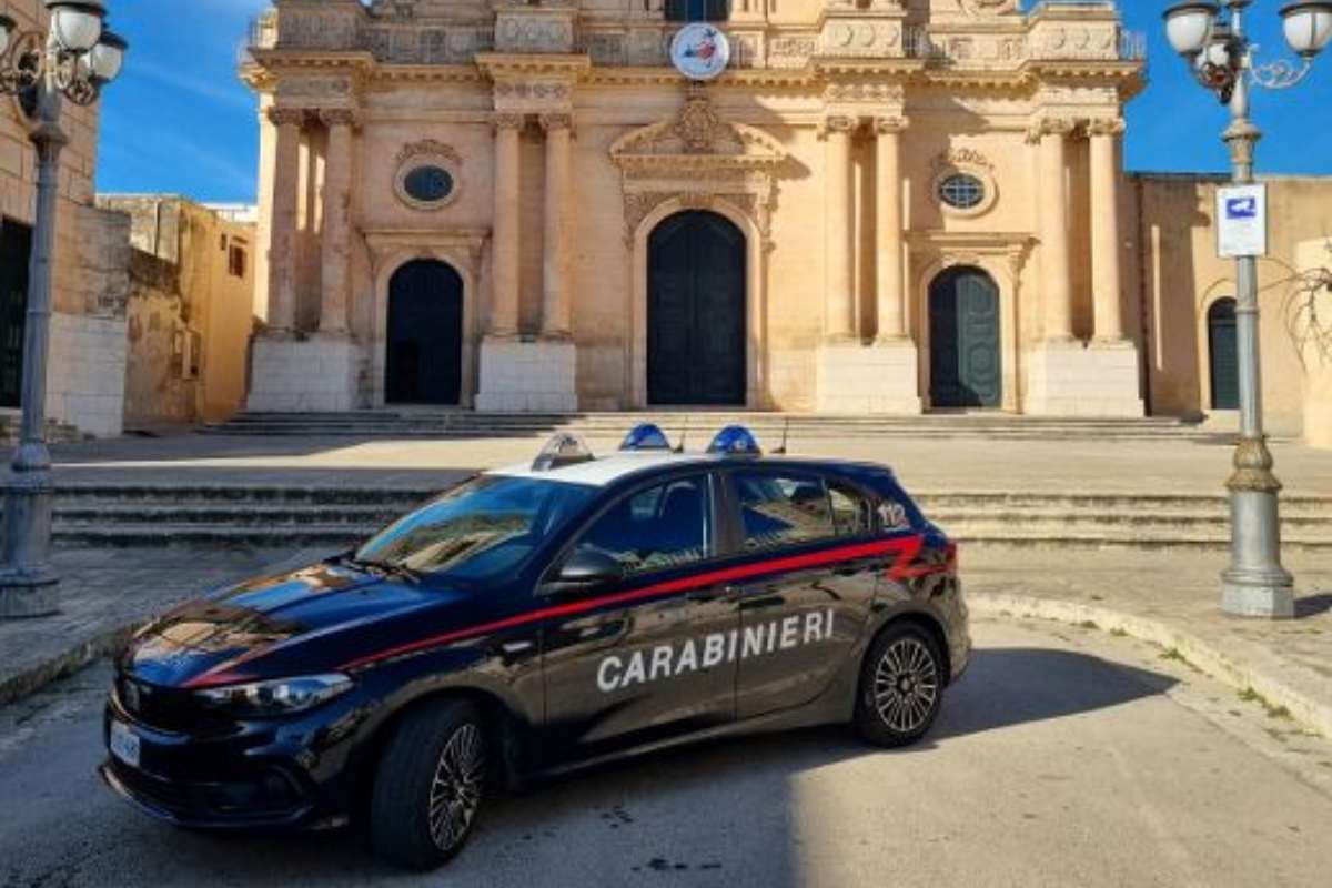 Ispica, giovane danneggia la vetrata della Basilica: arriva la maxi sanzione