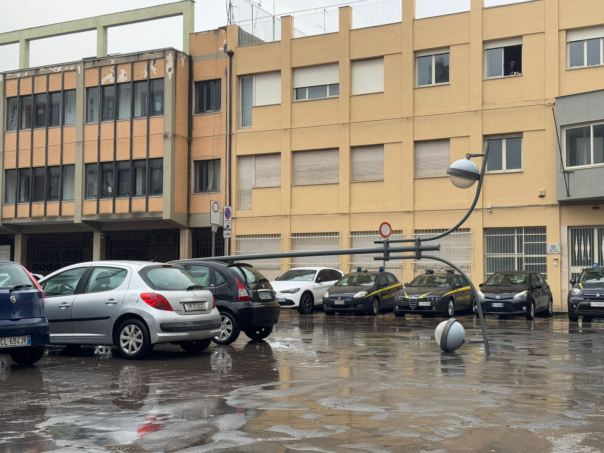 Paternò, lampione abbattuto dal vento in Piazza della Regione