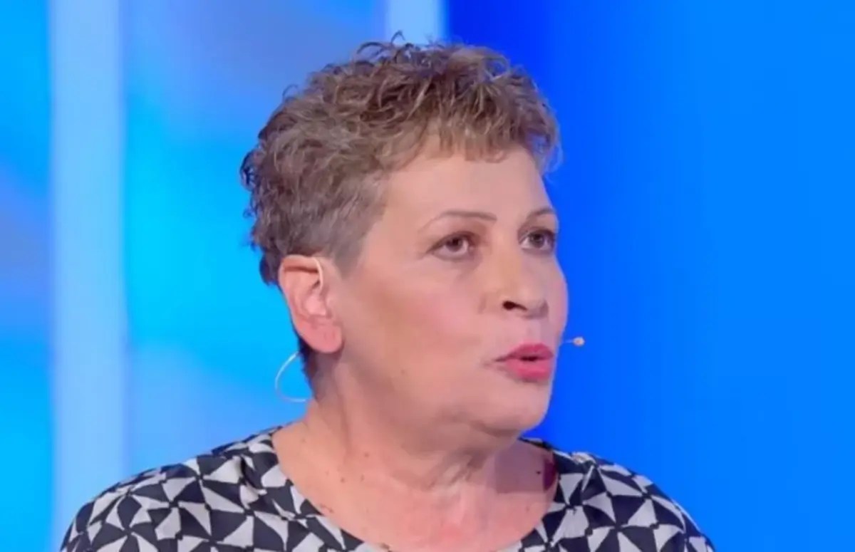 A “C’è posta per te” la storia di Lucia e del figlio Claudio: “Tua moglie parla al posto tuo…”