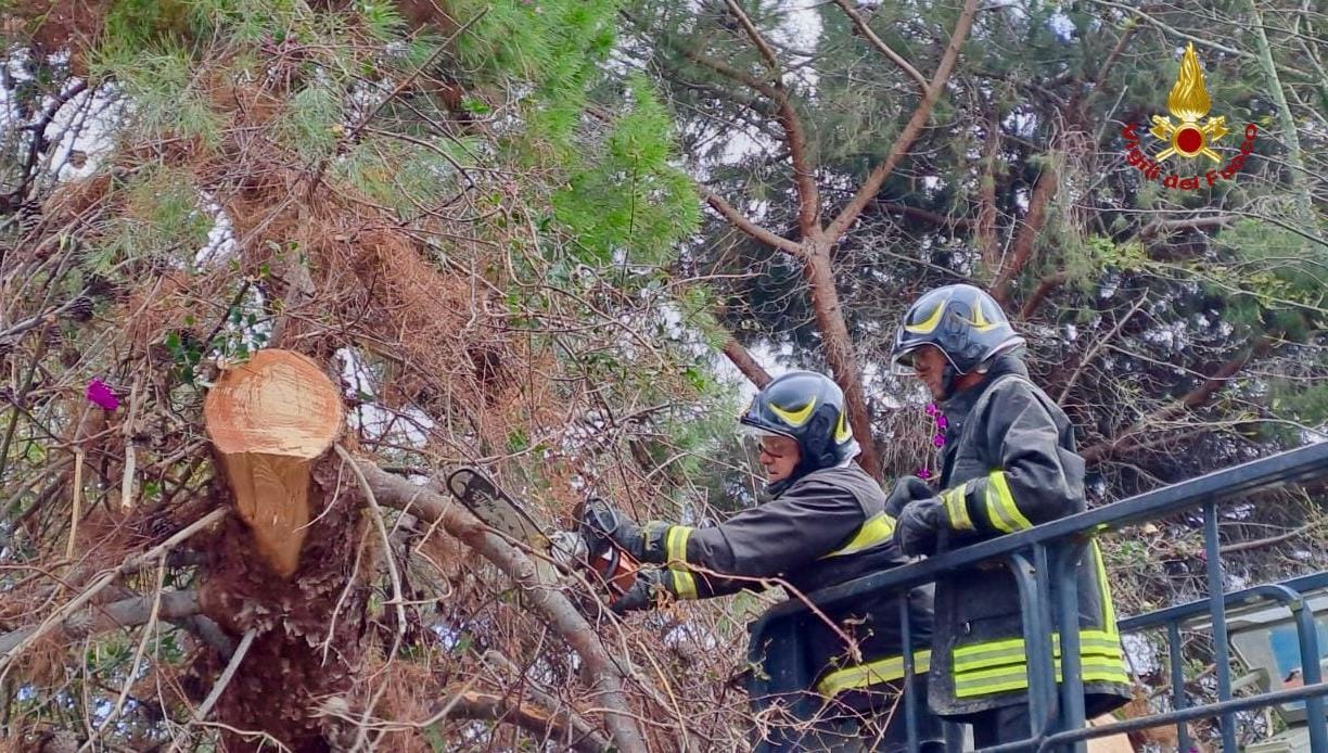 FOTO | Maltempo a Messina: provincia in ginocchio tra mareggiate, piscine scoperchiate e treni bloccati