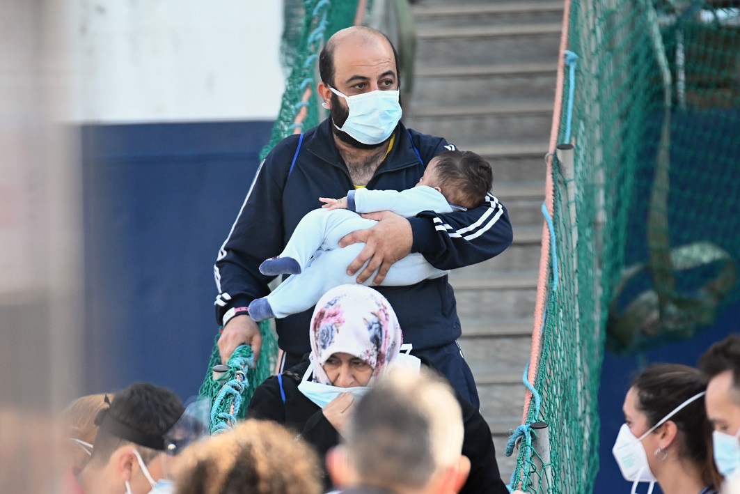 Gestione migranti, 2024 in chiaroscuro con sbarchi ridotti ma circa 2.300 morti