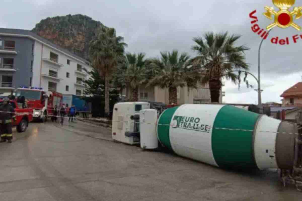 Partinico, betoniera si ribalta in centro: illeso il conducente
