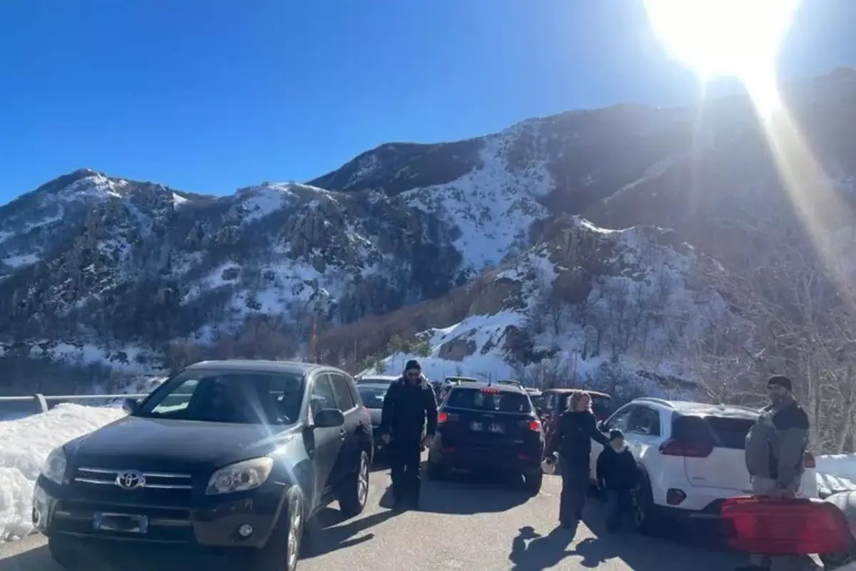 Piano Battaglia nel caos,  automobilisti senza catene bloccati a maxi ingorgo “Un finimondo”