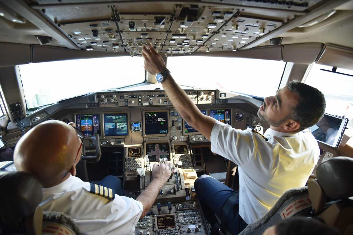 Paura in aereo, pilota tenta di spegnere i motori in volo: “Cercavo di svegliarmi dal mio sogno”