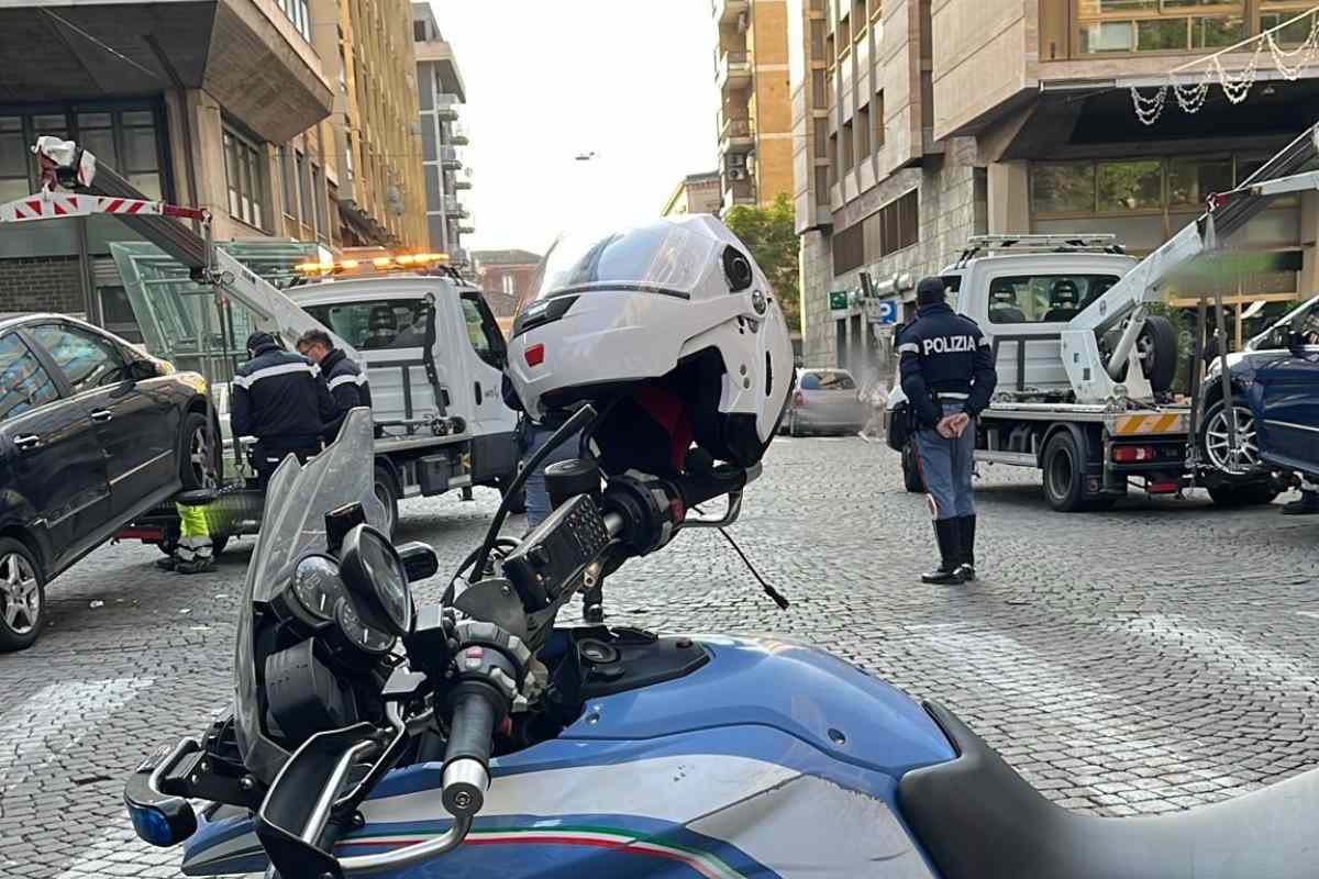 Fermato un parcheggiatore abusivo con 26 chiavi di auto in doppia fila: sanzioni e rimozioni a Catania