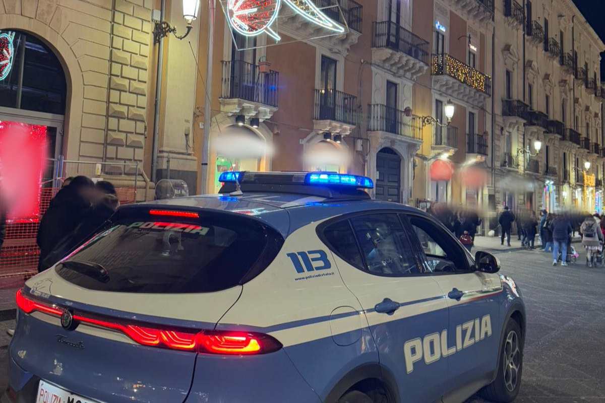 Catania, ruba profumi e aggredisce la sicurezza: arrestata ladra seriale