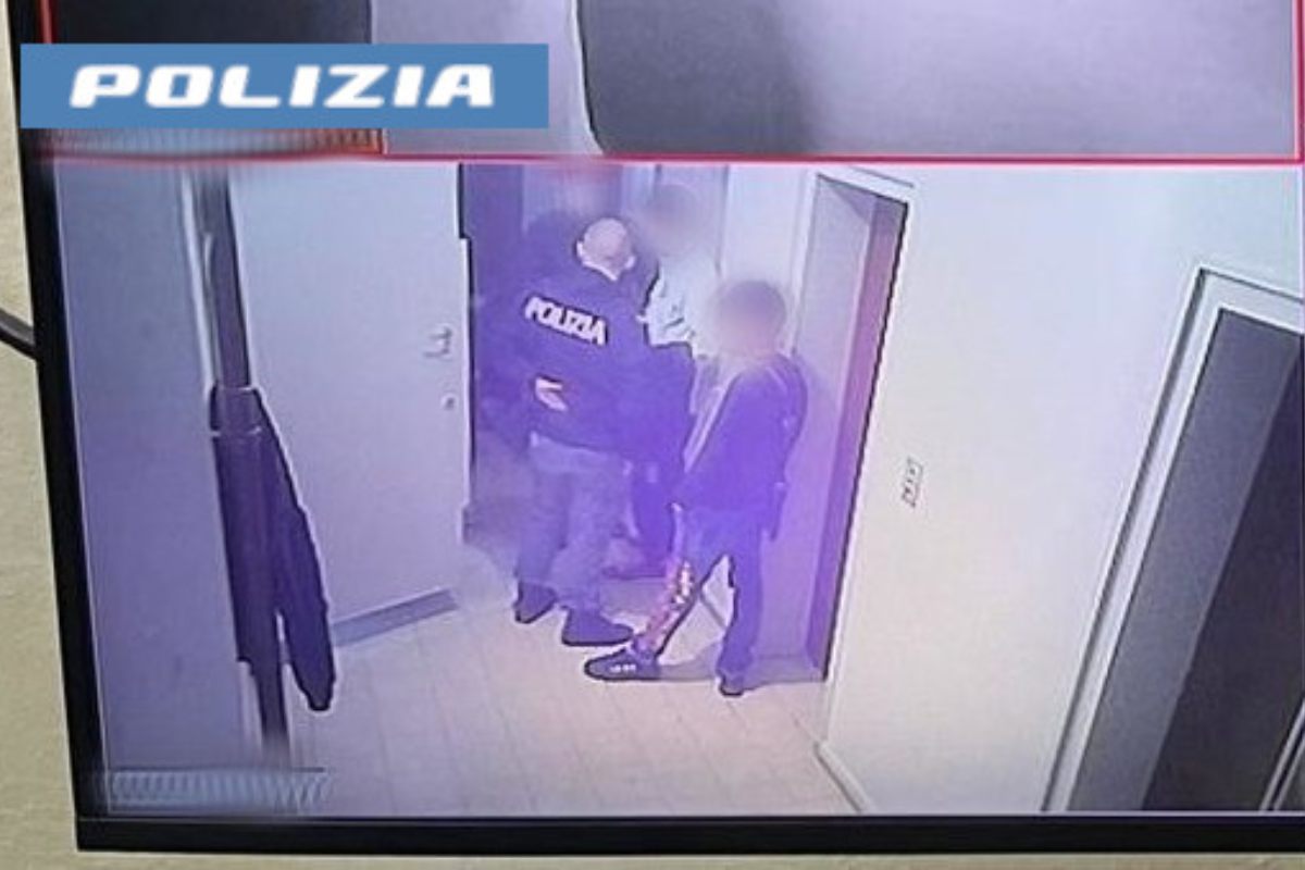 Tenta di disfarsi della droga buttandola nel wc, arrestato 18enne a Catania