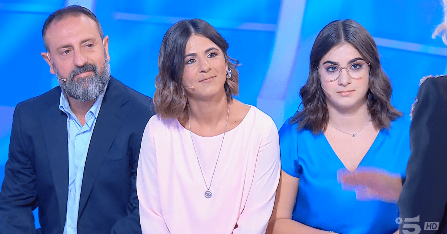 Abbandona la figlia a 9 mesi ma ora le chiede perdono, la storia di Rachel e Davide a “C’è posta per te”