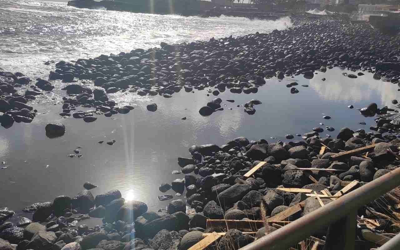 FOTO e VIDEO | Catania, le condizioni della spiaggia di San Giovanni Li Cuti dopo il maltempo