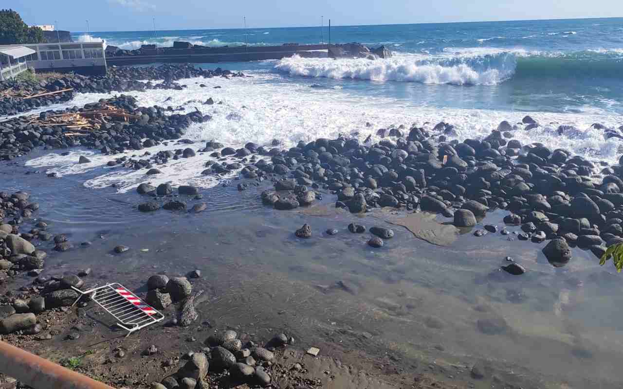 FOTO e VIDEO | Catania, le condizioni della spiaggia di San Giovanni Li Cuti dopo il maltempo