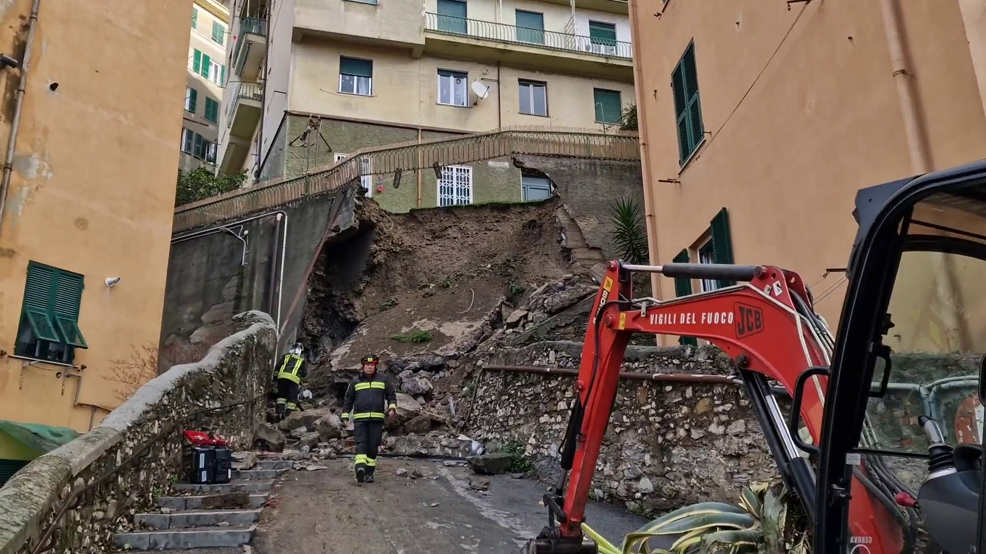 VIDEO | Maltempo, crolla un muro a Genova
