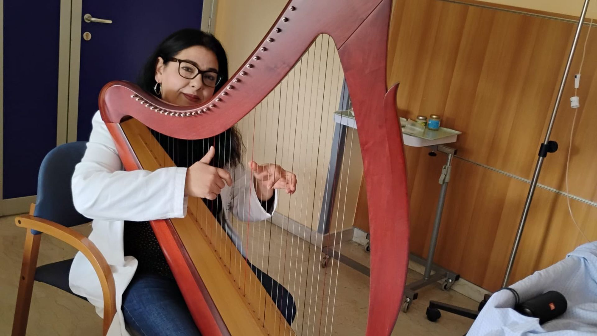 Loredana, la Musicoterapista che cura l’anima. “Quando la musica accompagna l’Ultimo Viaggio”