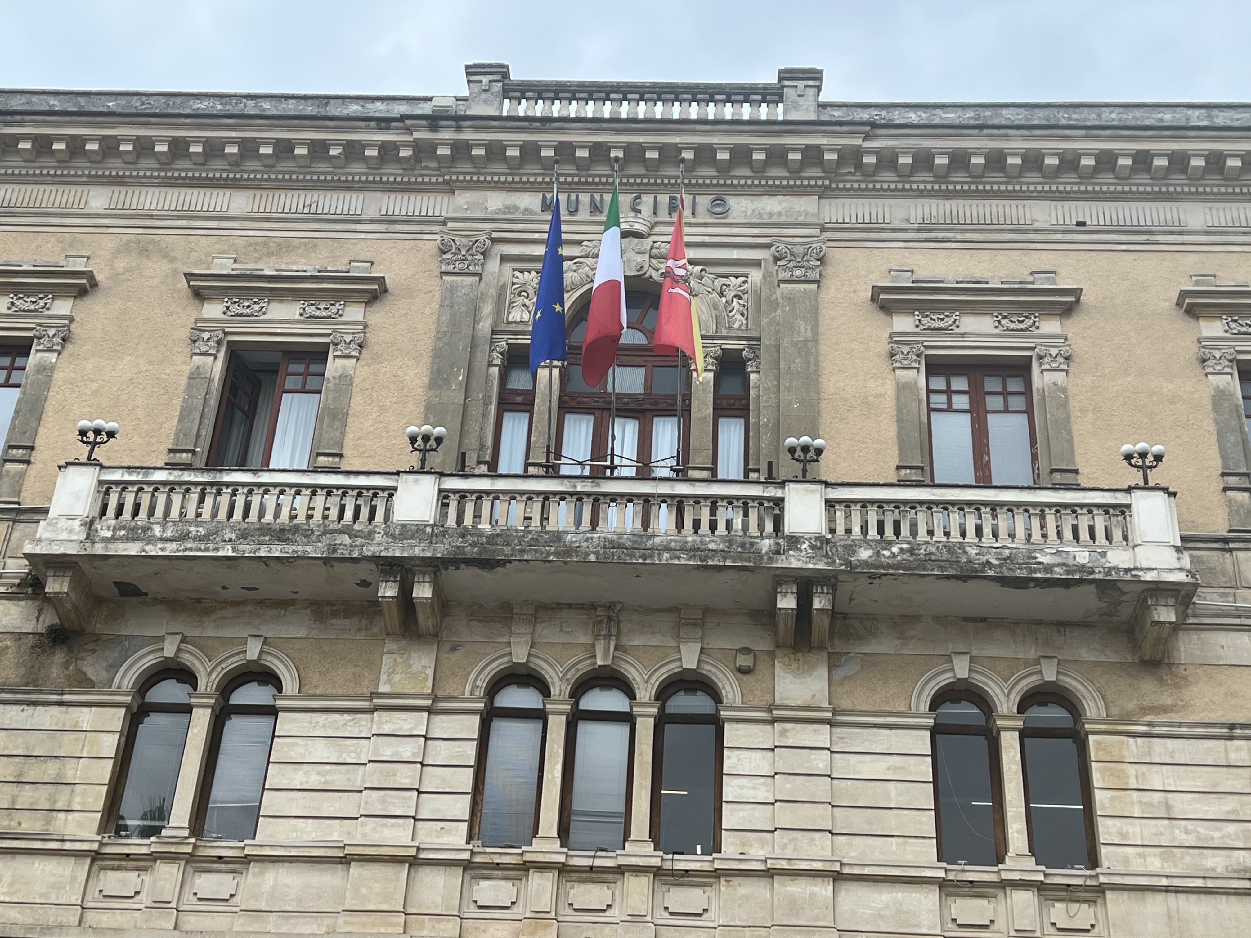 Emergenza rifiuti, l’appello del sindaco di Riposto Davide Vasta. “Non conferire rifiuti indifferenziati per le strade”