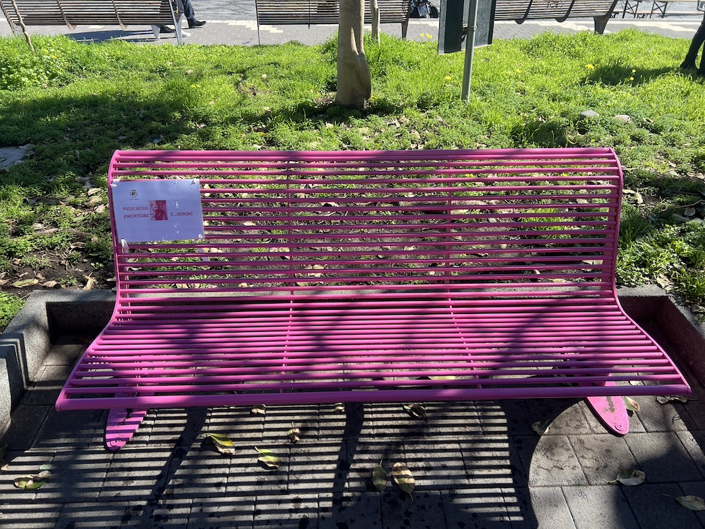 Riposto, inaugurata la panchina rosa simbolo della prevenzione oncologica femminile