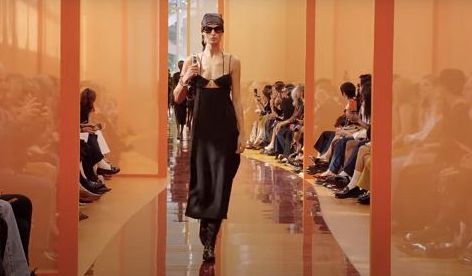 Kering: fatturato 2024 cala a 17 mld e utile crolla del 62%, pesa Gucci