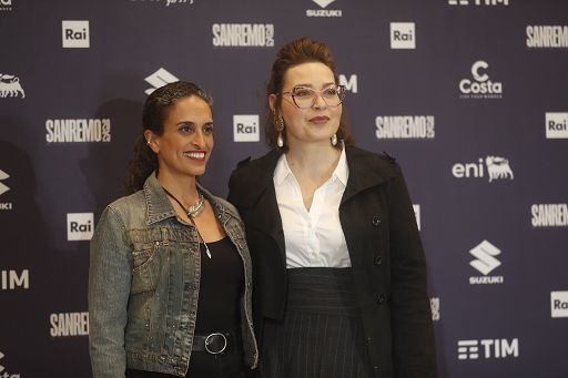 Noa a Sanremo con l’artista palestinese Mira Awad: basta bombe